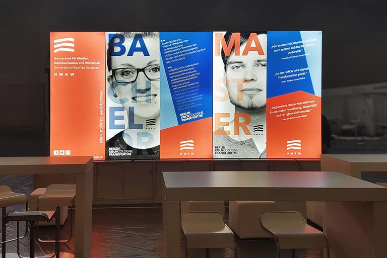 Hochschule für Medien, Kommunikation und Wirtschaft auf der Einstieg Köln 2018 Messewand LUMIN6
