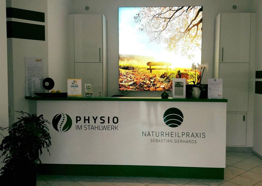 Physio im Stahlwerk Messewand