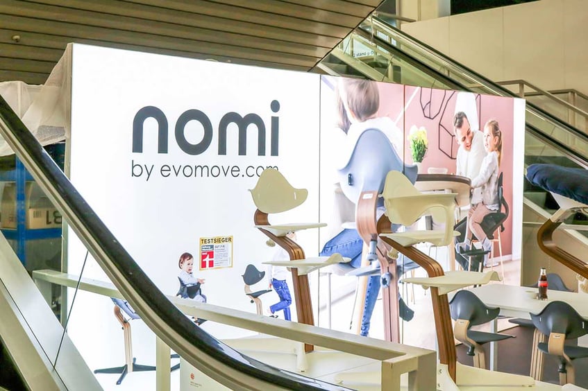nomi by evomove auf der Kind und Jugend Messewand LUMIN6