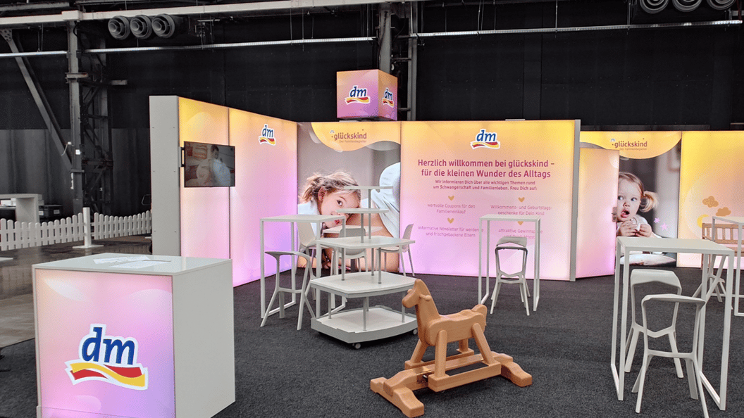 DM Drogerie Markt @ Babini Düsseldorf 2025 LA_CONCEPT LUMIN8 Messestand LA-CONCEPT STAGEMee