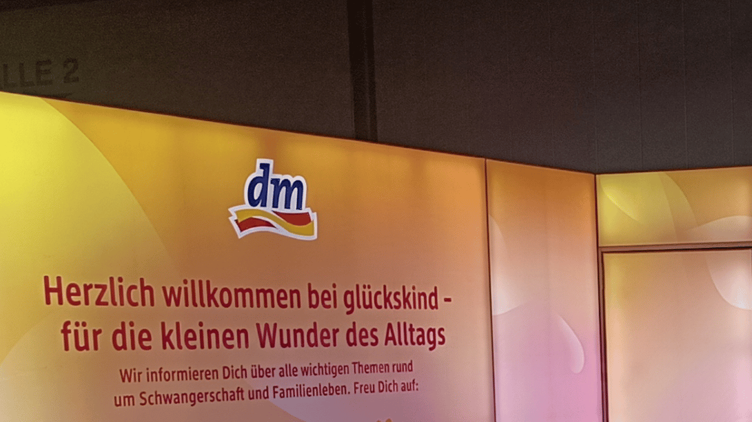 DM Drogerie Markt @ Baby & Kind Messe Freiburg 2026 LA_CONCEPT LUMIN8_Messestand LA_CONCEPT_GmbH_Köln Messestände wirmachenmesse