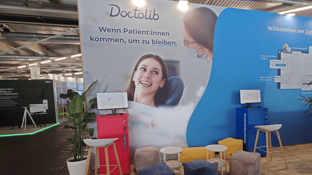 Doctolib GmbH @ infotage Fachdental München 2026 Messestand LUMIN_kreativ LA_CONCEPT_GmbH_Köln Messestände