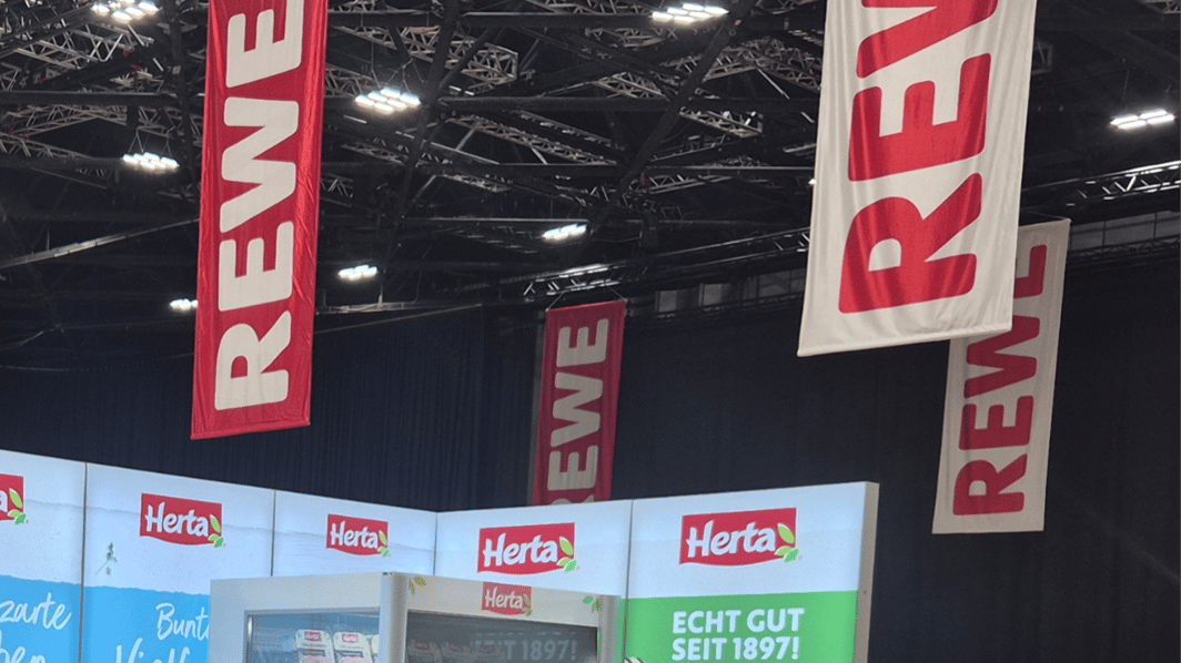 Herta_GmbH @ REWE_West_Warenbörse_Frühjahr_2026 in Düsseldorf Messestand LA_CONCEPT_GmbH_Köln