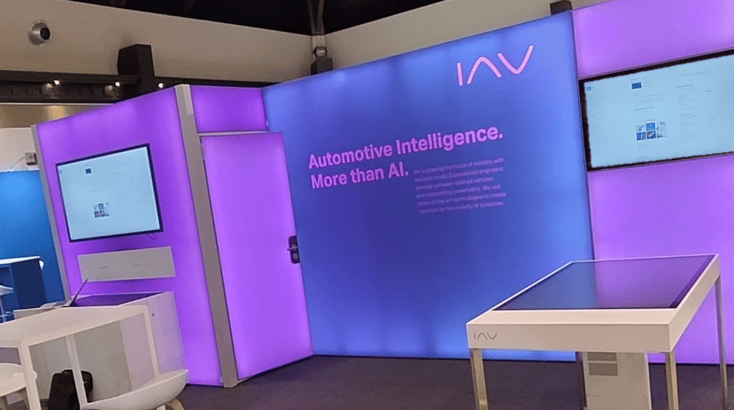 IAV GmbH mit LUMIN8-Messestand von LA CONCEPT @ SIA Powertrain 2025 LA-CONCEPT-GmbH-Köln Messestand