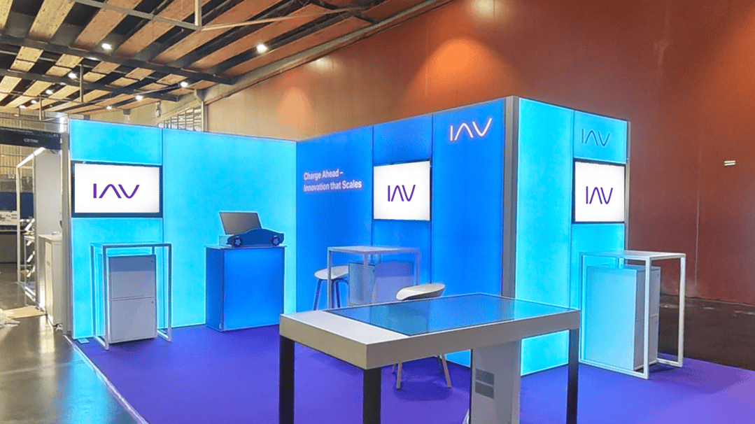 IAV mit LUMIN8_Messestand @ SIA Powertrain Congress 2026 LA_CONCEPT_GmbH_Köln Miet-Messestände