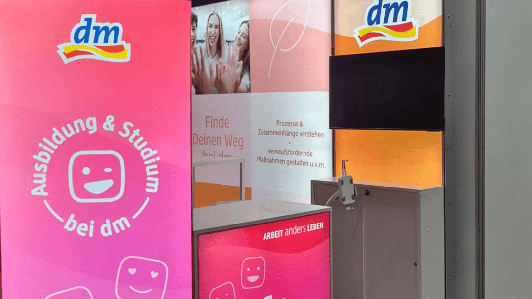 dm-drogerie markt mit LUMIN8 Messestand @ Ausbildungsmesse Offenburg 2025 LA-CONCEPT-GmbH-Köln Messestände