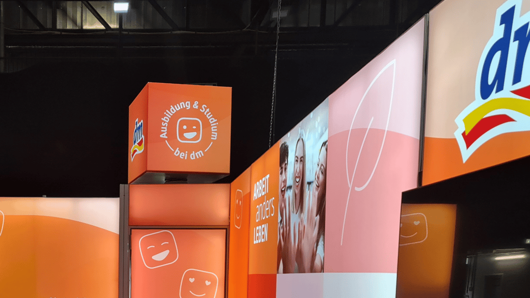 dm-drogerie markt mit LUMIN8 Messestand @ Ausbildungsmesse Offenburg 2025 LA-CONCEPT-GmbH-Köln