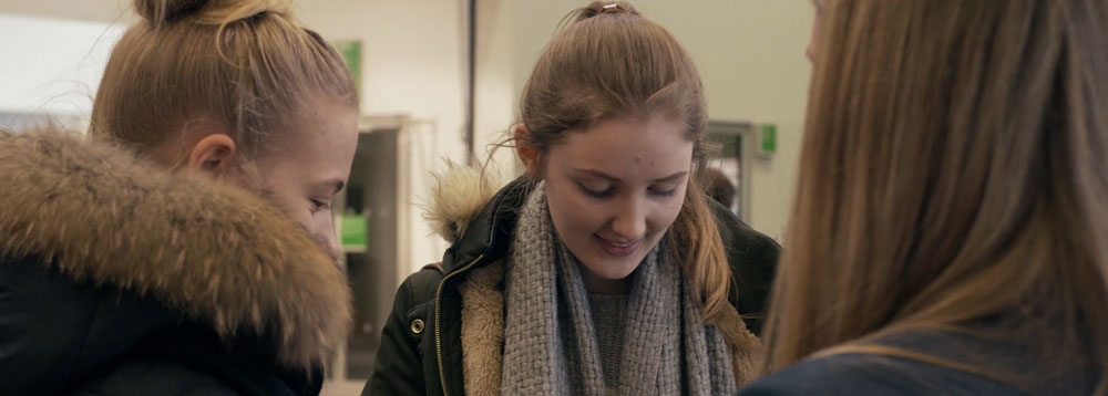 Schülerinnen und Schüler scheuen einen direkten Gesprächseinstieg, bieten Sie ihnen vorab Informationen