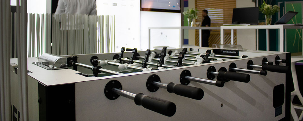 Der Tischfussballtisch lädt zum verweilen und lockert das Messestandkonzept auf