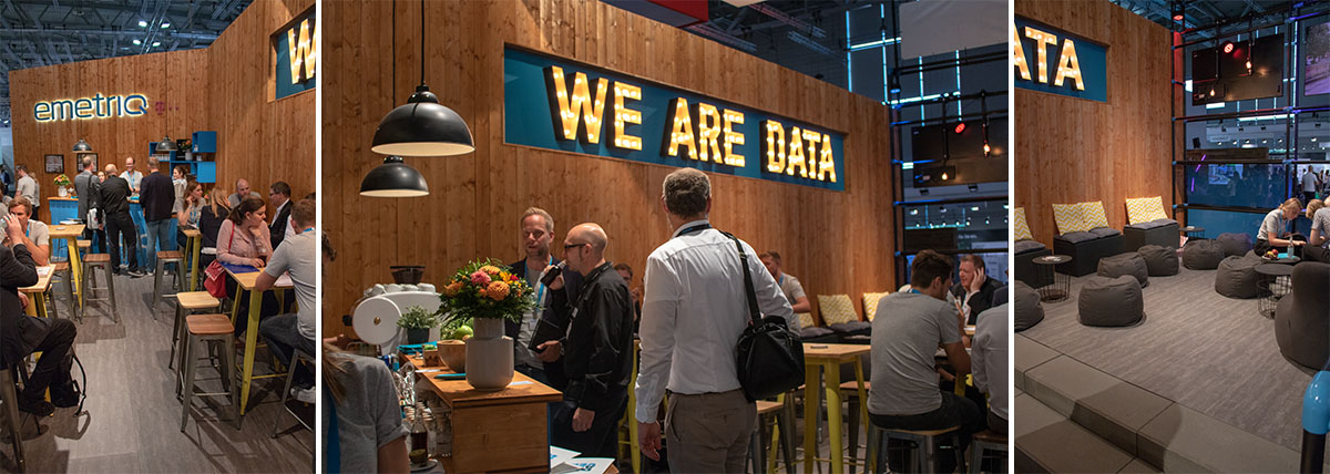 Das Trendmaterial Holz wirkt auf Messeständen gemütlich und zugleich modern, besonders in Verbindung mit Licht.