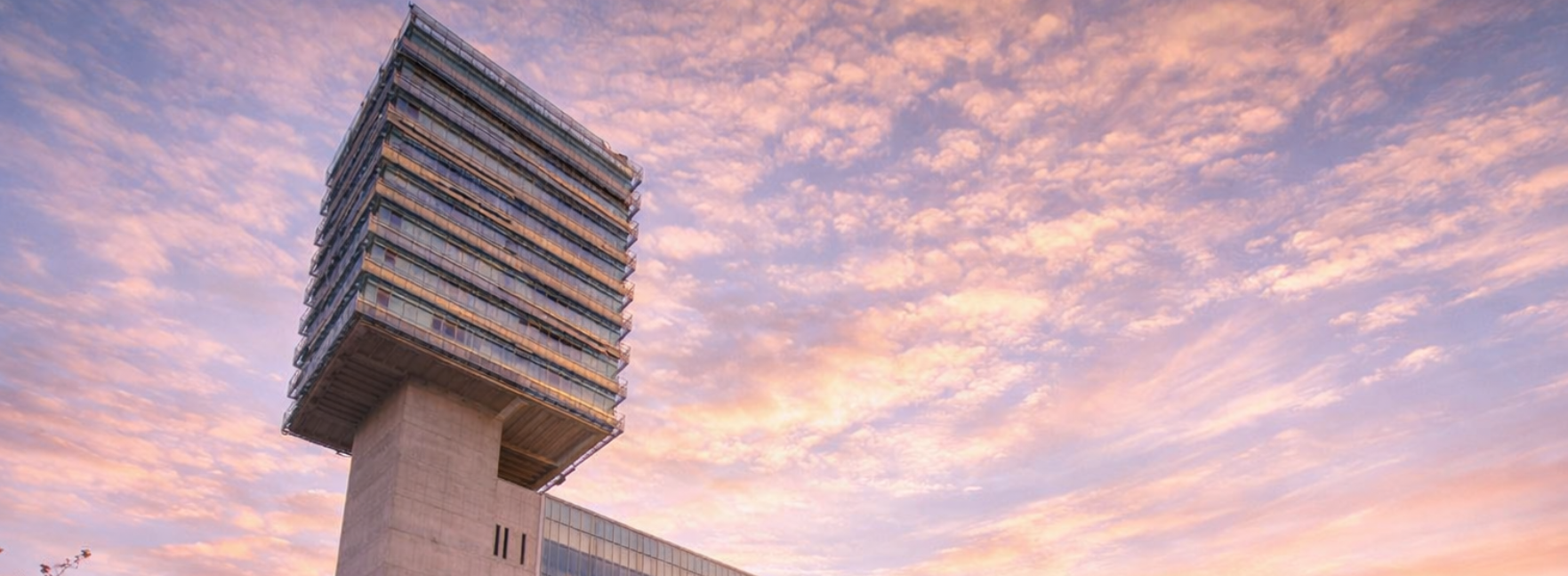 Bilbao Exhibition Centre an einem Frühlingsmorgen bei Sonnenaufgang Bilbao Exhibition Centre an einem Frühlingsmorgen bei Sonnenaufgang