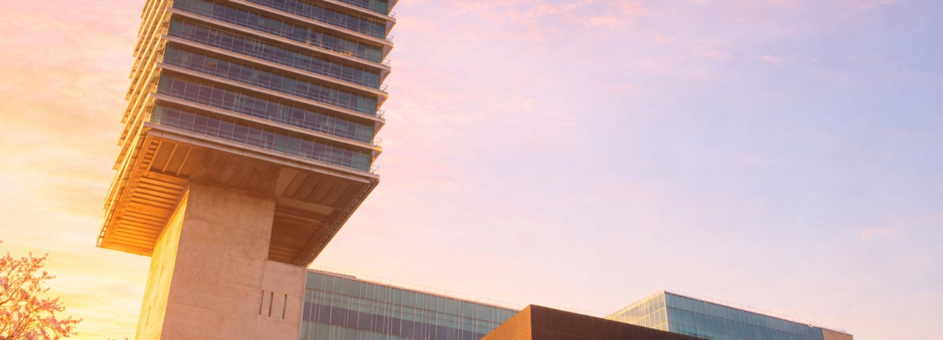 Bilbao Exhibition Centre an einem Frühlingstag nach Sonnenaufgang