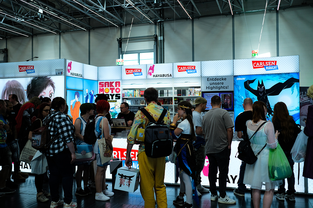 DoKomi 2023: Carlsen Verlag begeistert mit modularer Messebau-Lösung von LUMIN8