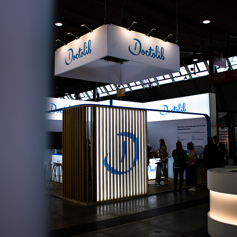 Rückblick: MEDIZIN 2023 - Doctolib mit LUMIN Kreativ Messestand von LA CONCEPT