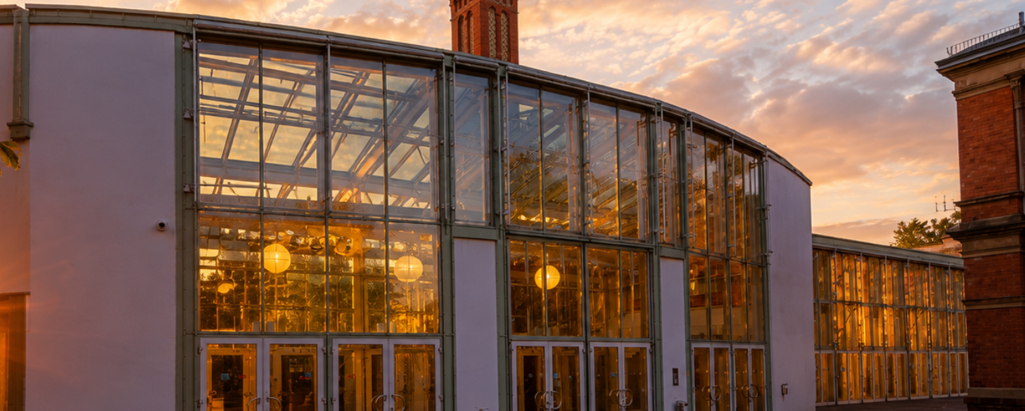 Gartenhalle in Karlsruhe an einem Sommerabend Gartenhalle in Karlsruhe an einem Sommerabend