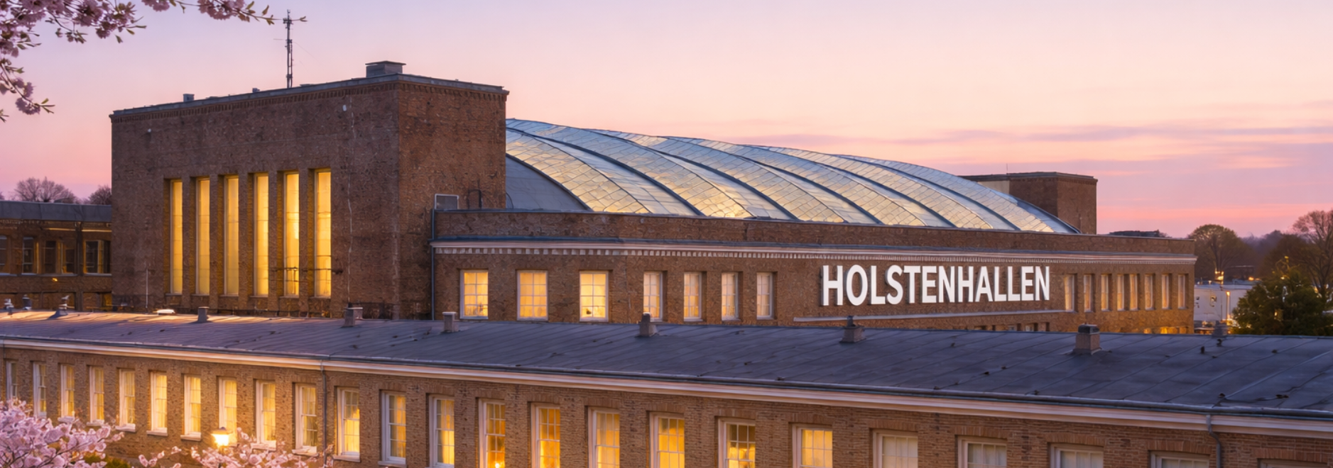 Holstenhallen in Neumünster an einem Frühlingstag bei Sonnenuntergang