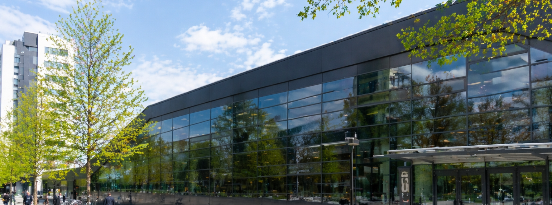 World Conference Center Bonn (WCCB) an einem Frühlingstag